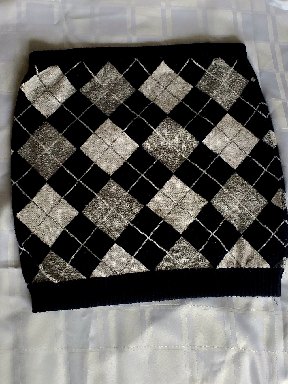 Black and Gray Argyle Knit Mini Skirt - Classic Plaid Style